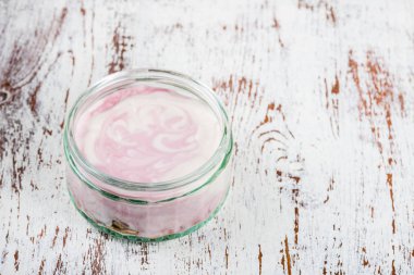 Kavanozların içinde taze doğal yoğurt kahvaltıdan