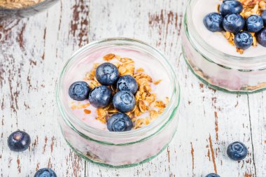 Ev yapımı Granola ve yaban mersini ile yoğurt