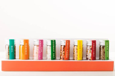 Baharat Mini şişelerde ayarla