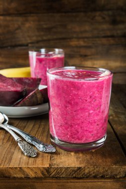 Kahvaltı için sağlıklı pancar Smoothie