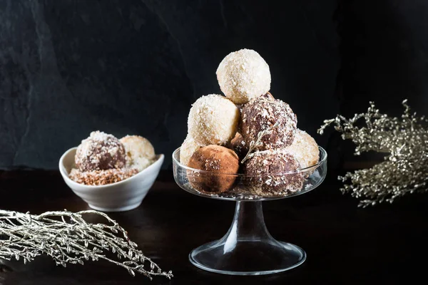 Diverses truffes végétaliennes crues maison ou boules d'énergie — Photo