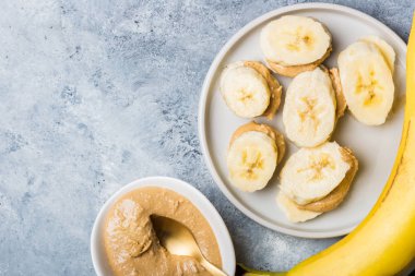 Muz dilimleri ve kaju tereyağı hafif sağlıklı Snack yapılmış 