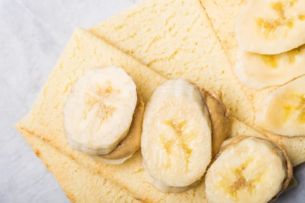 Rebanadas de plátano, mantequilla de anacardo y panecillos sin gluten — Foto de Stock