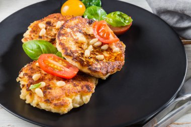 Ricotta ıspanak, domates, fesleğen ve çam fıstığı sal ile krep