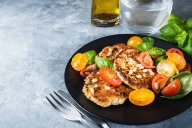 Ricotta ıspanak, domates, fesleğen ve çam fıstığı sal ile krep