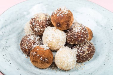 Çeşitli ev yapımı çiğ Vegan Truffles veya enerji topları