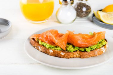 Kepekli ekmek tost, sağlıklı kahvaltı ezilmiş avokado, bir