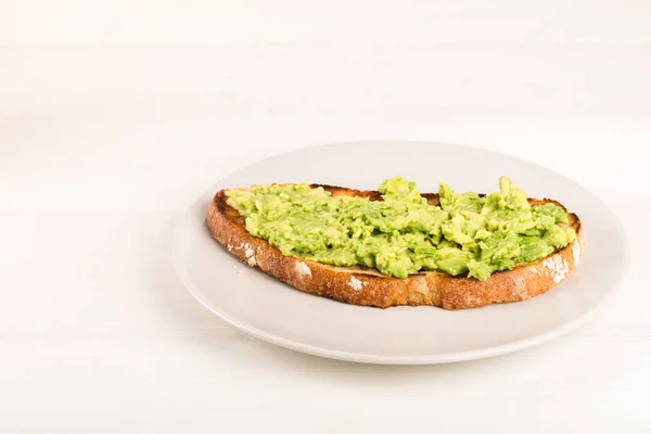 Hälsosam frukost med krossad avokado på bröd Grahamrostbröd — Stockfoto