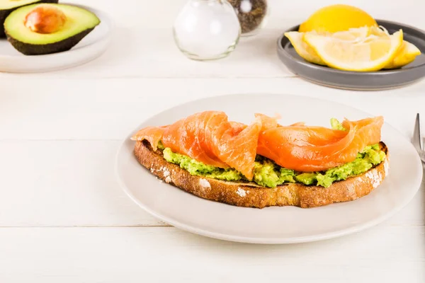 Hälsosam frukost med bröd Grahamrostbröd, smashed Avocado, en — Stockfoto