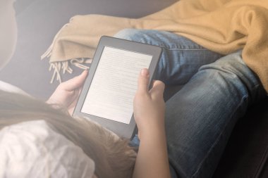 Kız ebook dijital tablet cihaza okuyor