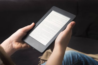 Kız ebook dijital tablet cihaza okuyor