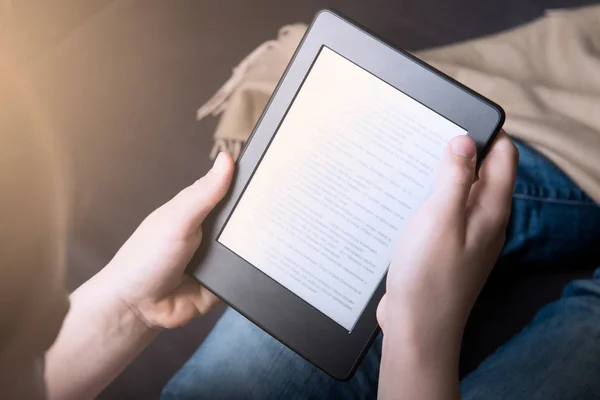 Menina está lendo ebook no dispositivo tablet digital — Fotografia de Stock