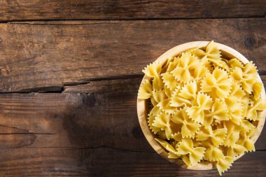 Pişmemiş makarna Farfalle ahşap kase