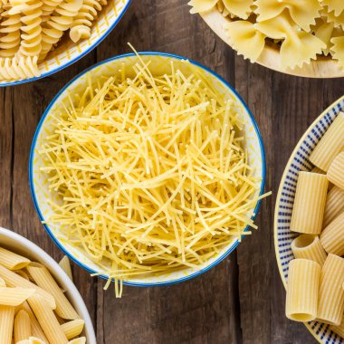 Pişmemiş makarna farklı türleri