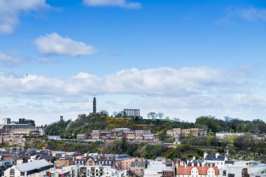 Şehir Manzaralı eski ve yeni çatı üstleri ve tepe evleri,