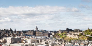 Şehir Manzaralı eski ve yeni çatı üstleri ve tepe evleri,
