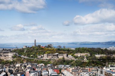 Şehir Manzaralı eski ve yeni çatı üstleri ve tepe evleri,