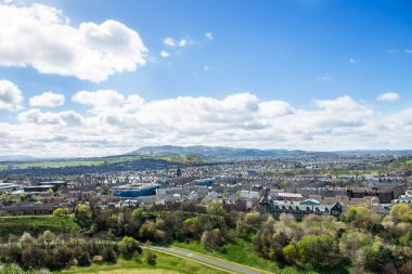 Şehir Manzaralı eski ve yeni çatı üstleri ve tepe evleri,