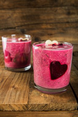 Kahvaltı için sağlıklı pancar Smoothie