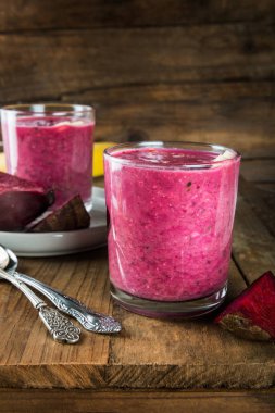 Kahvaltı için sağlıklı pancar Smoothie