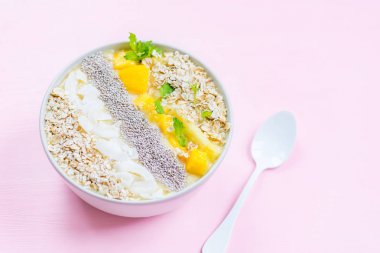 Mango, muz, ananas ve kase yulaf ezmesi Smoothie