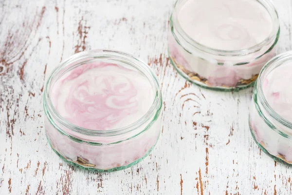 Desayuno con yogur natural fresco en frascos de vidrio —  Fotos de Stock