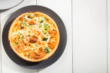 Klasik füme somon ve brokoli kiş