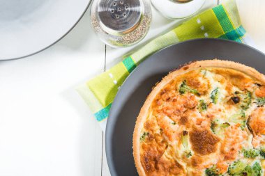 Klasik füme somon ve brokoli kiş