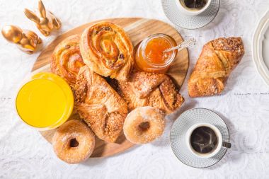 Farklı Fransız hamur işleri, meyve suyu ve reçel Kahvaltı