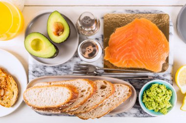 Kepekli ekmek tost, avokado ve somon sağlıklı Snack