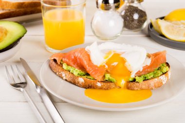 Kepekli ekmek tost, ezilmiş avokado, somon ve haşlanmış yumurta