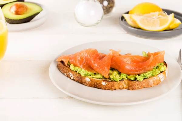 Hälsosam frukost med bröd Grahamrostbröd, smashed Avocado, en — Stockfoto