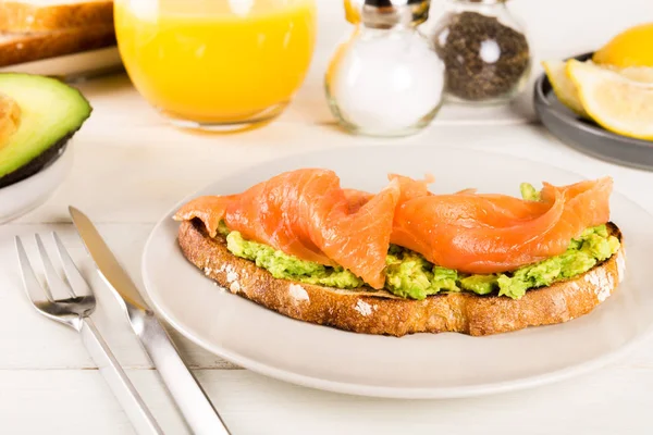 Hälsosam frukost med bröd Grahamrostbröd, smashed Avocado, en — Stockfoto
