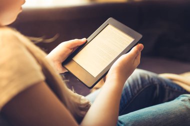 Kız ebook dijital tablet cihaza okuyor