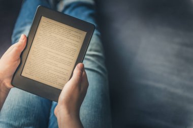Kız ebook dijital tablet cihaza okuyor