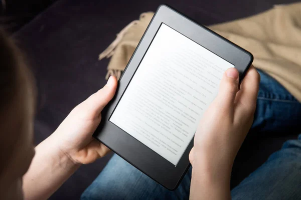 Chica está leyendo ebook en el dispositivo de tableta digital — Foto de Stock