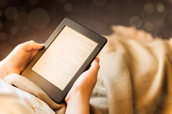 Kız ebook dijital tablet cihaza okuyor