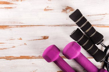 Bayanlar Spor aksesuarları, üstten görünüm, ahşap arka plan