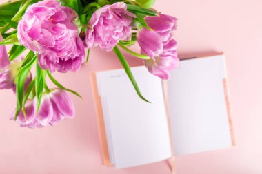 Açık defter çiçekli rüyalar ve fikirler yazma