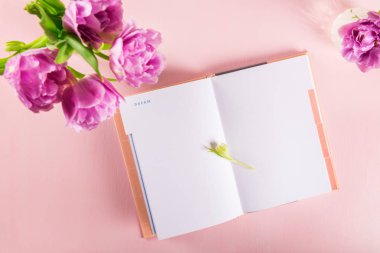 Açık defter çiçekli rüyalar ve fikirler yazma