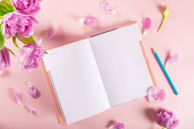 Açık defter çiçekli rüyalar ve fikirler yazma