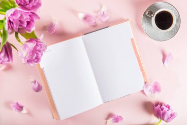 Açık defter çiçekli rüyalar ve fikirler yazma