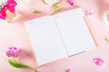 Açık defter çiçekli rüyalar ve fikirler yazma