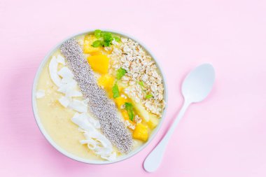 Mango, muz, ananas ve kase yulaf ezmesi Smoothie