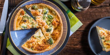 Klasik füme somon ve brokoli kiş