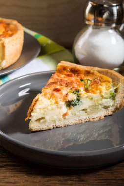 Klasik füme somon ve brokoli kiş