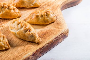 Zenginleştirilmiş tereyağı puf böreği ile dolu gelen sıcak pasties kıyılmış 