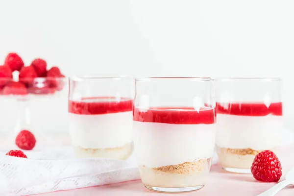 Raspberry dessert dari whipped white chocolate mousse dan raspbe — Stok Foto