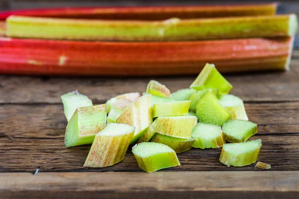 Stukken van rauw en vers gesneden rabarber en aardbeien — Stockfoto