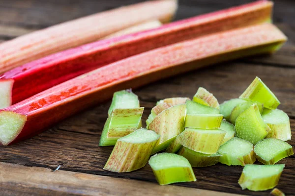 Stukken van rauw en vers gesneden rabarber en aardbeien — Stockfoto